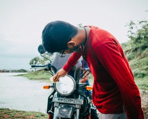 Nettoyage de l'écran protecteur d'une moto