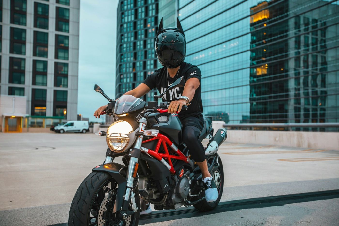 pare-brise de deux-roues en ville