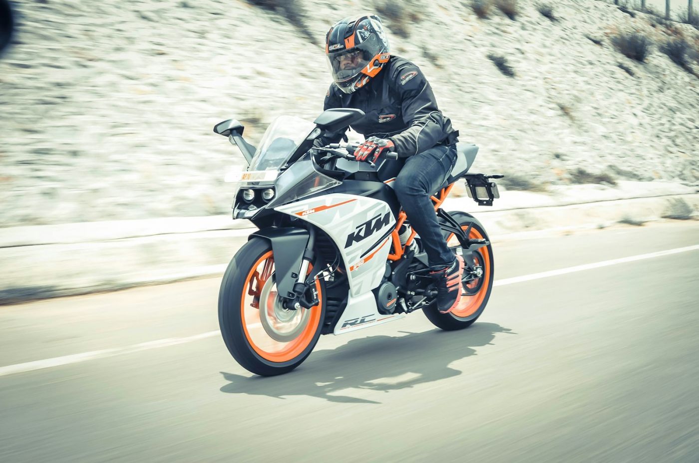 photo d'une moto ayant un pare-brise moto
